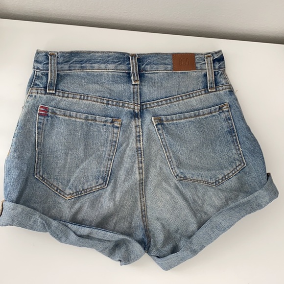Urban outfitters Roll hem mom shorts medium wash - Picture 2 of 3